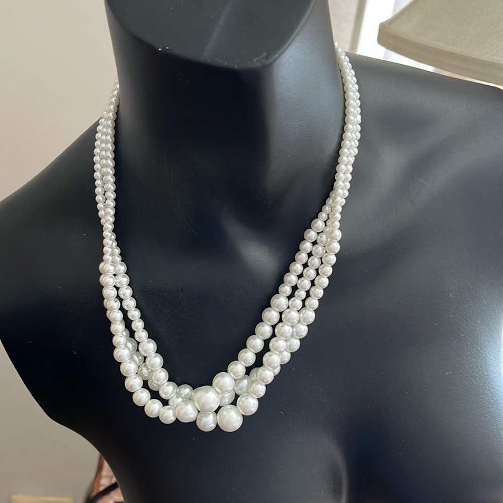 3 strands of pearls necklace
